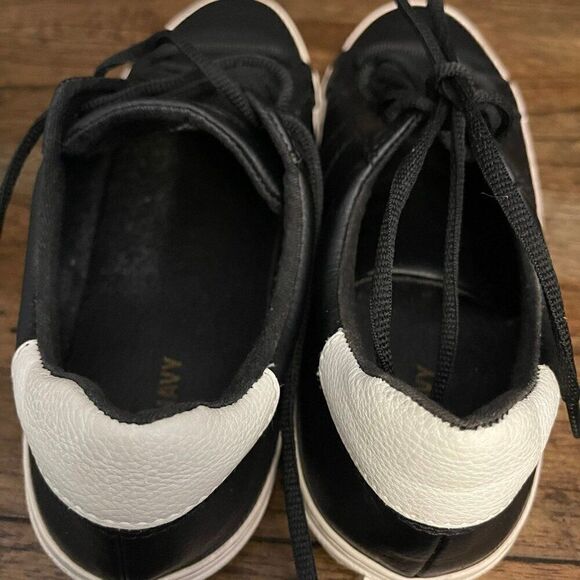 Old Navy Court Sneaker - Picture 4 of 9